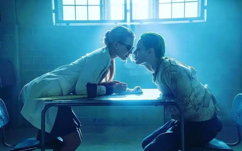 自杀小队哈莉奎茵跃入硫酸池蜕变为小丑女