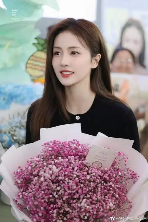 #白鹿捧花杀青照#