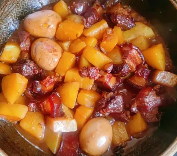 家常菜红烧肉炖土豆