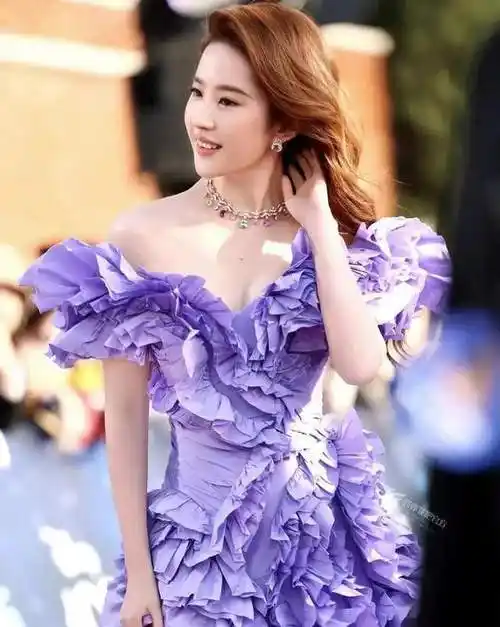 刘亦菲在红毯上被男粉丝表白他的回应让粉丝们感到惊喜和感动