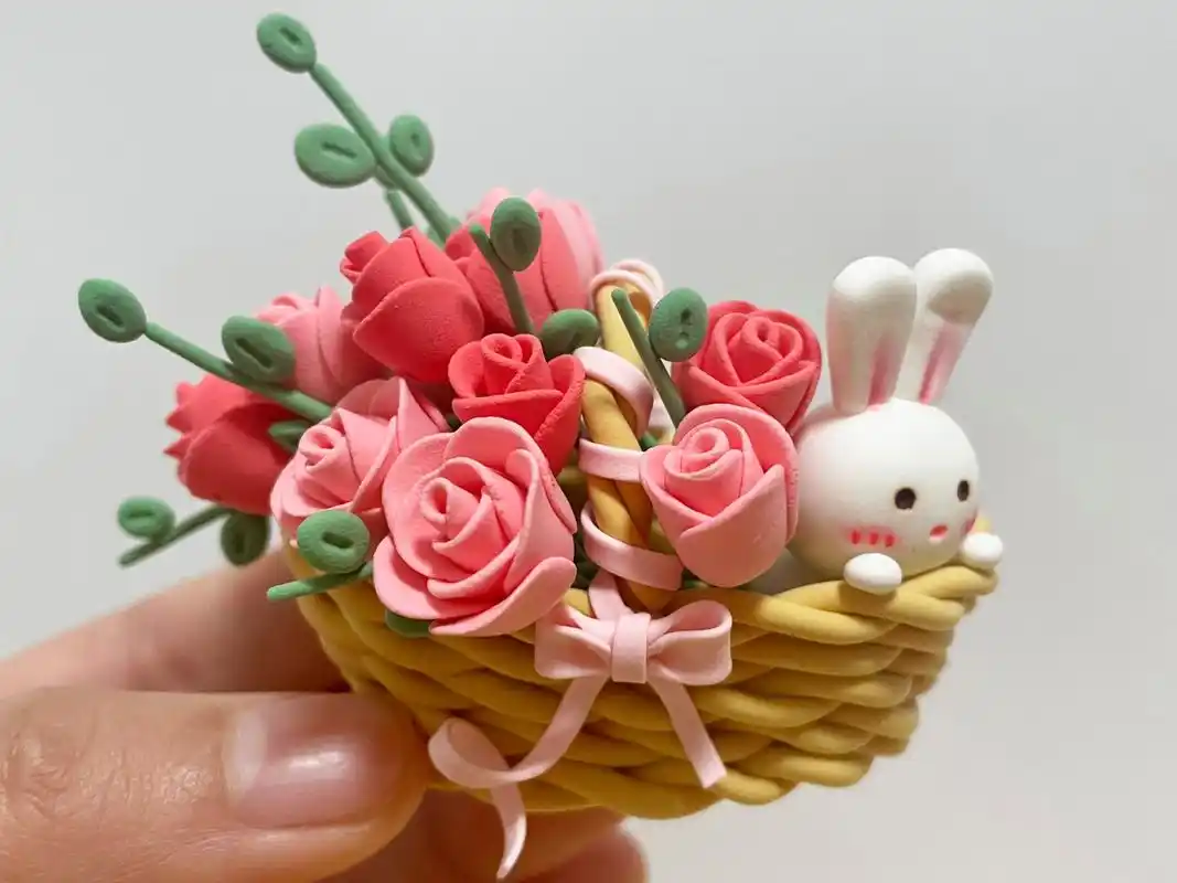 超轻粘土|兔子花篮 兔子花篮 先给篮子绑个蝴蝶结,再把花和兔子放进去