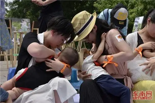 辣妈福州街头哺乳快闪 支持母乳喂养