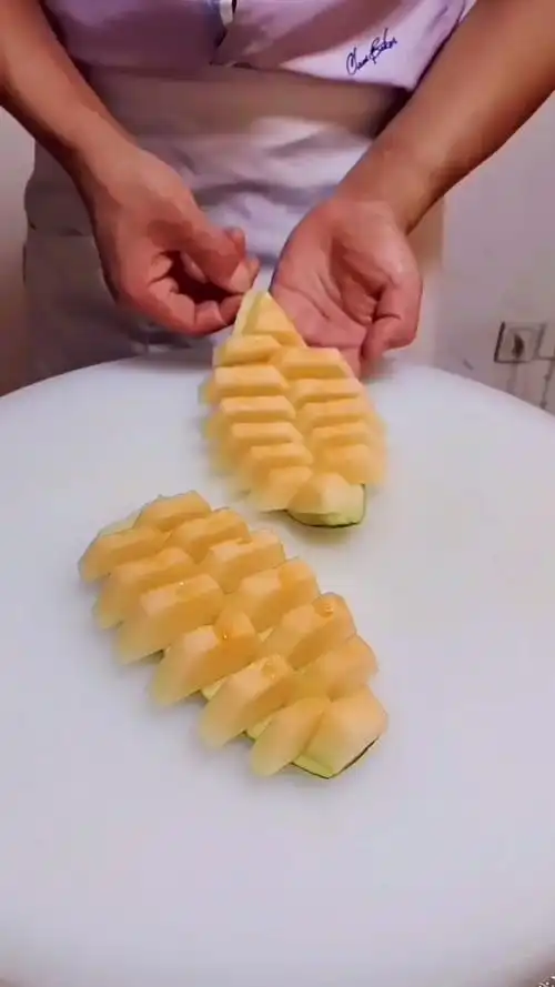 今天教大家如何用哈密瓜切出好看的果盘,一看就会!#来微视做红人
