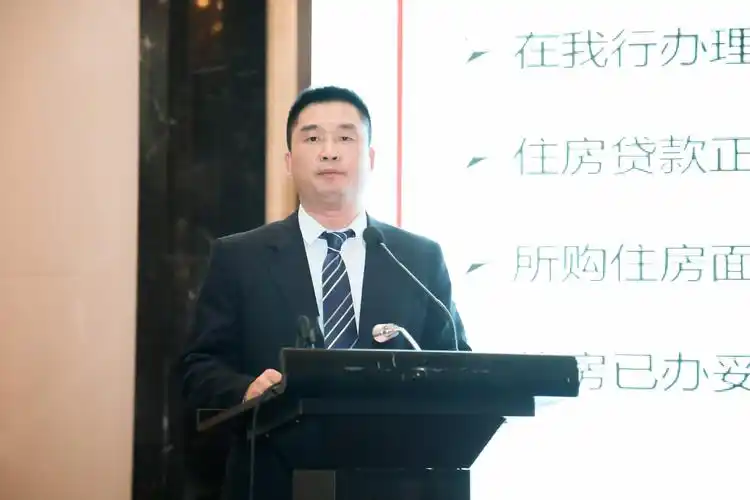 总商会常务副会长邱福德和中行江西省分行柯建勋副行长上台进行签约