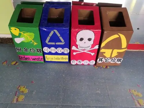 老师们亲手用废纸箱做的垃圾分类箱
