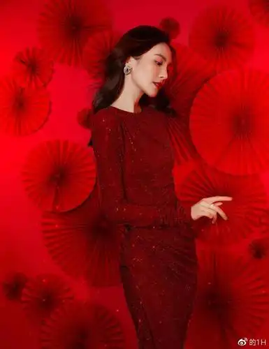 金晨春晚首秀惊艳一袭深红色亮片裙太显白状态比杨幂还好