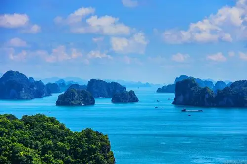 89 首页 评论详情 天堂岛也叫迪独岛,位于下龙湾的南面,乘船游览