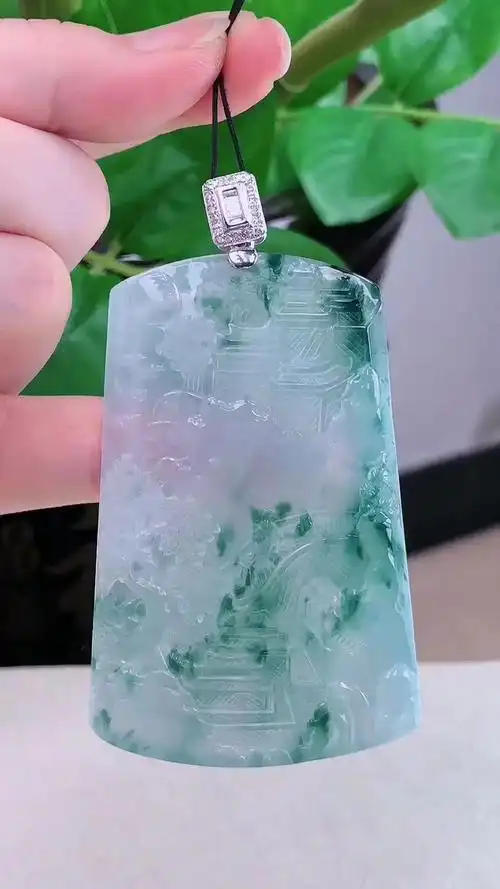 缅甸天然翡翠,18k金扣头老坑好种起胶飘花山水意境牌吊坠,雕工精湛-度