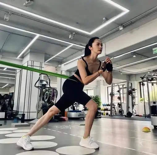 姚晨健身照,活力满满!__财经头条