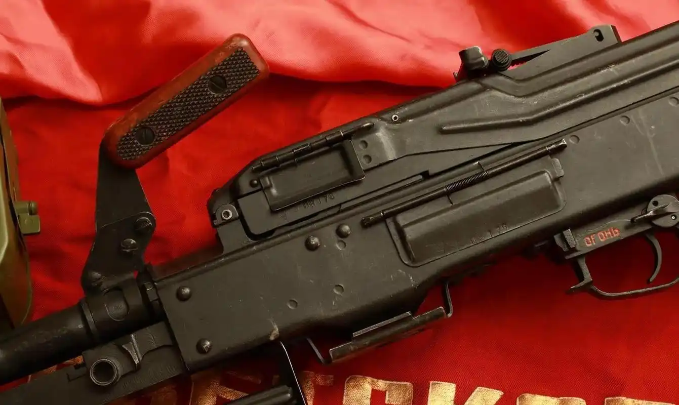 轻武器～苏联军工1974年生产制造的pkm班用机枪.2⃣️(完)