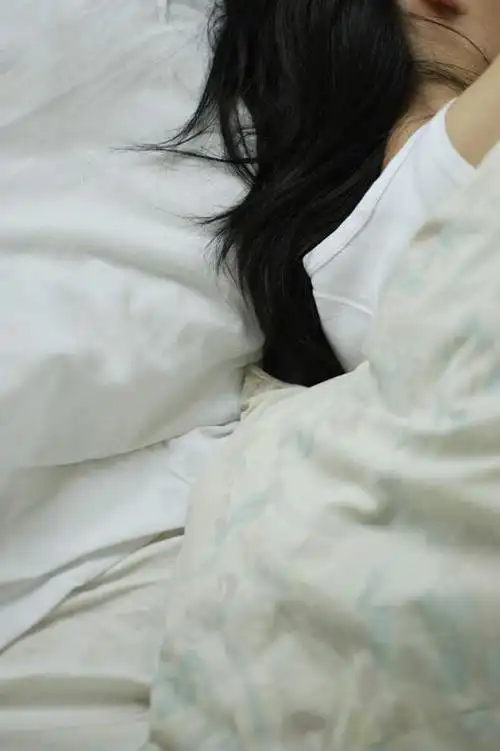 东方人,一个人,躺,睡,竖图,俯视,室内,白天,床,亚洲,仅一个年轻女性