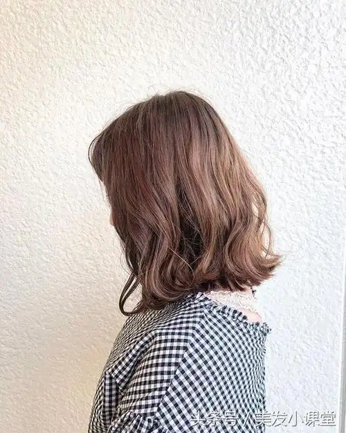 今年流行的中短发发尾烫微卷优雅又大方