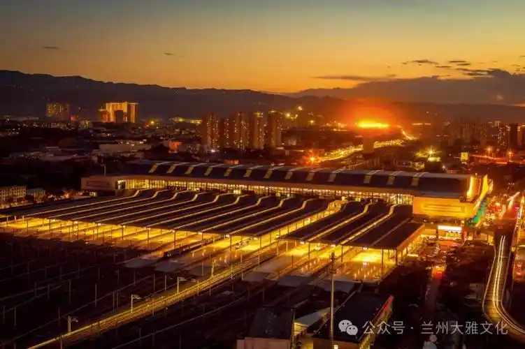 《城市动脉》宋佳龙/摄《老街盛装》岳建海/摄《崛起的兰州奥体中心》