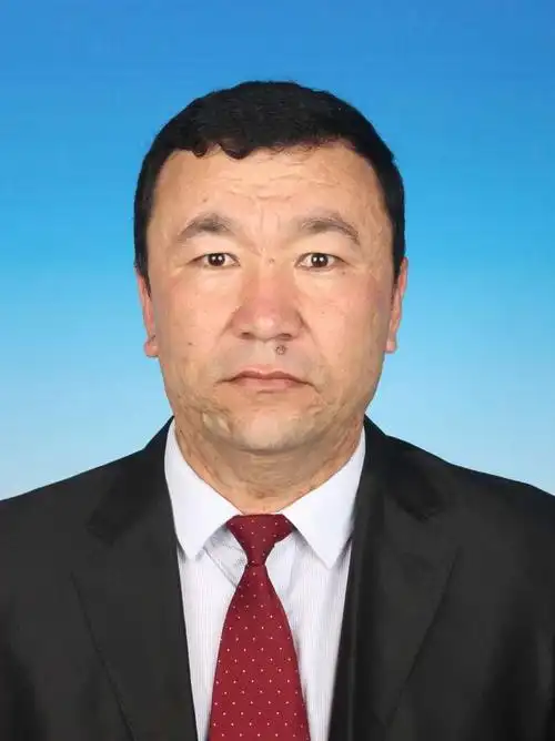 新疆维吾尔自治区阿克苏地区阿瓦提县县长吾布力喀斯木·买吐送向人民