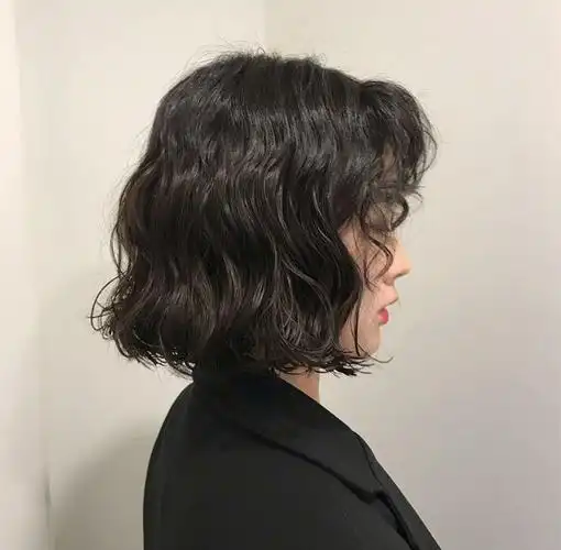 短发水波纹发型