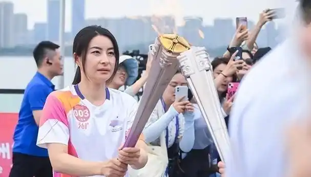 "国民好媳妇"形象崩塌,郭晶晶不装节俭了?道德绑架真可耻!