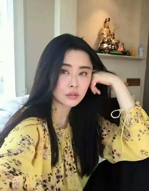 原创50岁王祖贤近照曝光也是一言难尽自拍撩发露侧脸美到逆天与媒体拍