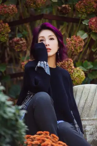 《妻子3》霍思燕黑色皮衣性感帅气 杨千嬅紫发配橙花堪比时尚大片