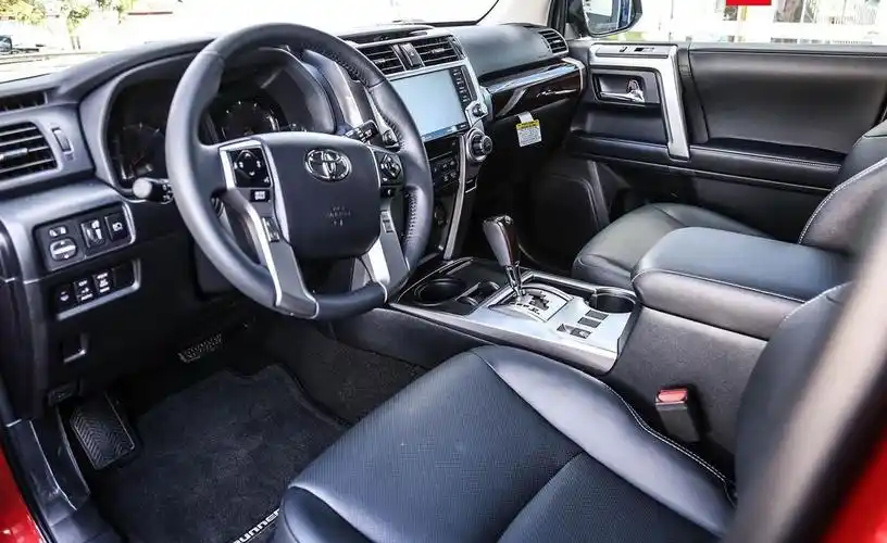 内饰方面,新款丰田4runner的整体布局同样和霸道如出一辙,车厢风格