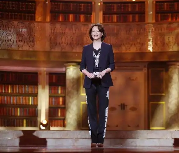 董卿在朗读者里的8套穿搭太优雅了小香风高跟鞋照穿美