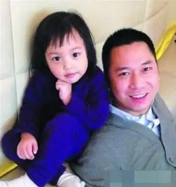 网上一直有传言说小四月不是黄有龙亲生的,而是前深圳市长许宗衡的,但