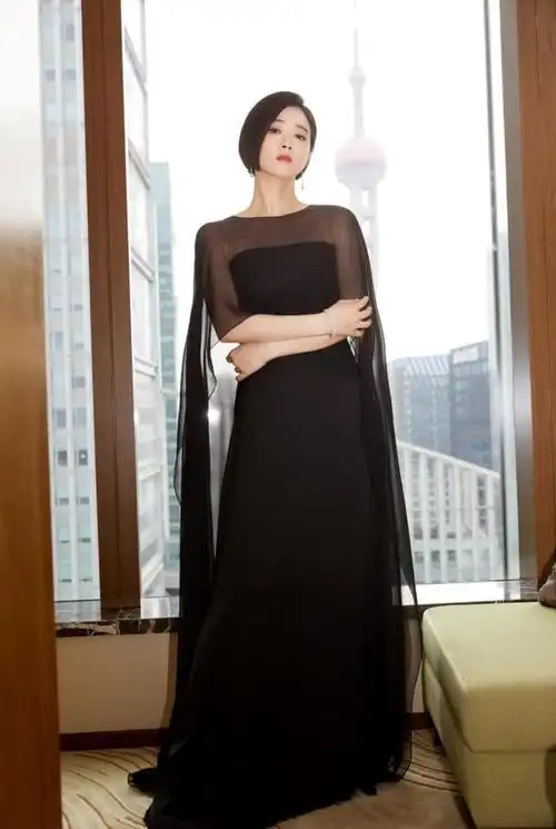 蒋欣还是穿清纯点好看一身蕾丝配大浓妆太成熟反而有些显老了