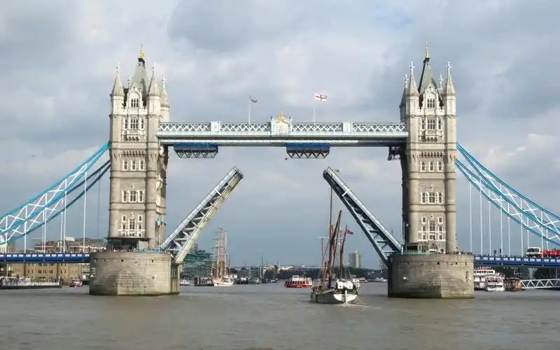 求一张伦敦塔桥的高清图片,能彰显出塔桥的恢宏气质.