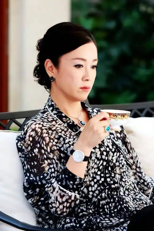 群众举报,在辖区亮马河某公寓里,将吸食违禁物品的傅艺伟及妹妹傅艺敏