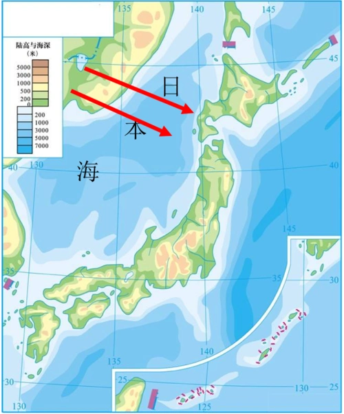 冬季盛行西北季风;西北季风经日本海增温增湿,携带大量水汽,在日本