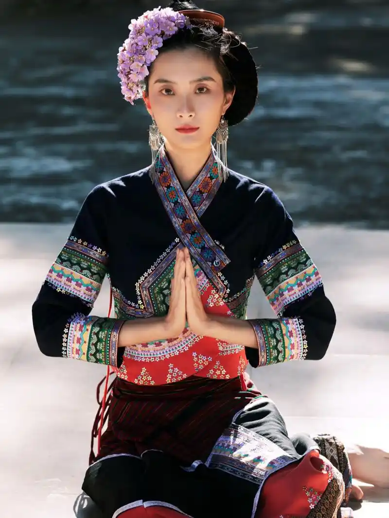 西双版纳传统傣族服饰写真   拍摄在一个村子里,一个全是古老且没有