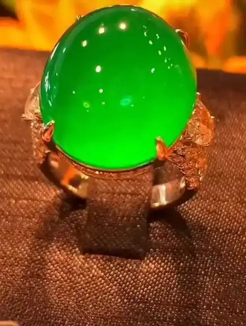 完美的帝王绿翡翠鸽子蛋戒指