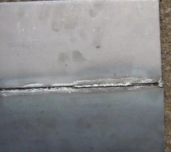 处理方法:对于敞开性好的结构的单面未焊透可在焊缝背面直接补焊.防