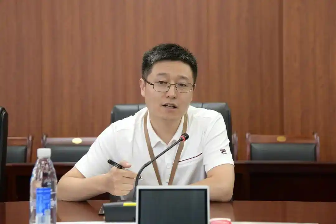 新任干部代表杨继光发言