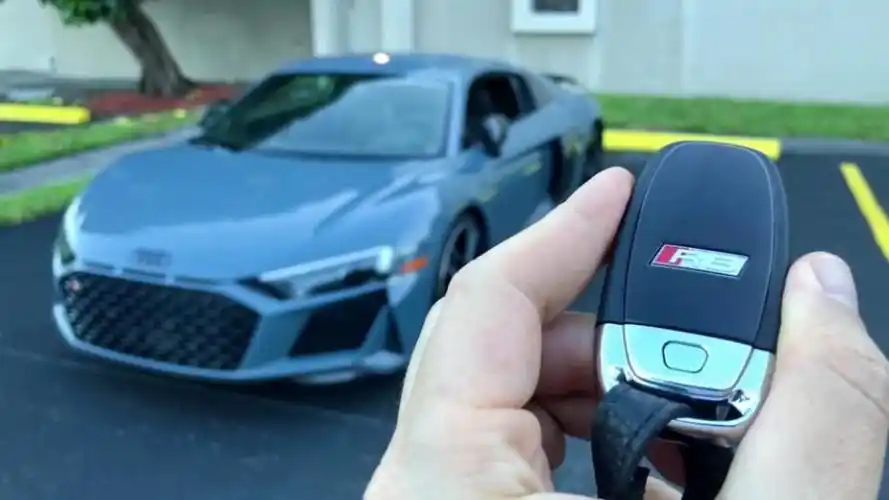 按下奥迪r8车钥匙打开车门坐进驾驶室给个不心动的理由