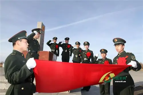 退伍老兵在庄严的界碑前面对党旗宣誓.