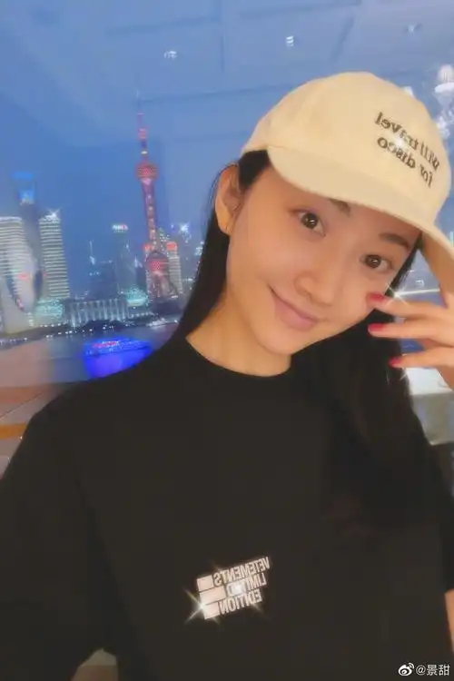 景甜晒素颜九宫格自拍皮肤水灵人比花娇