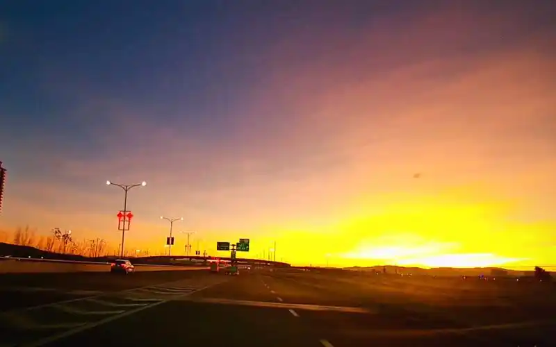 日出东方,朝阳红