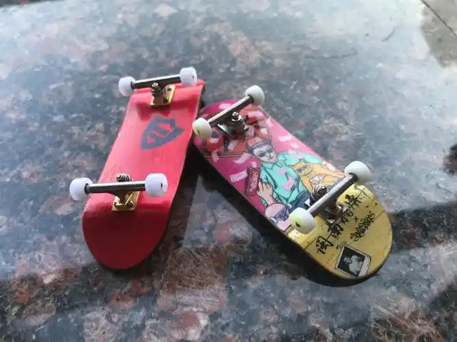 p>手指滑板(finger skate boarding,简称fsb)简称指板,是一项新兴的