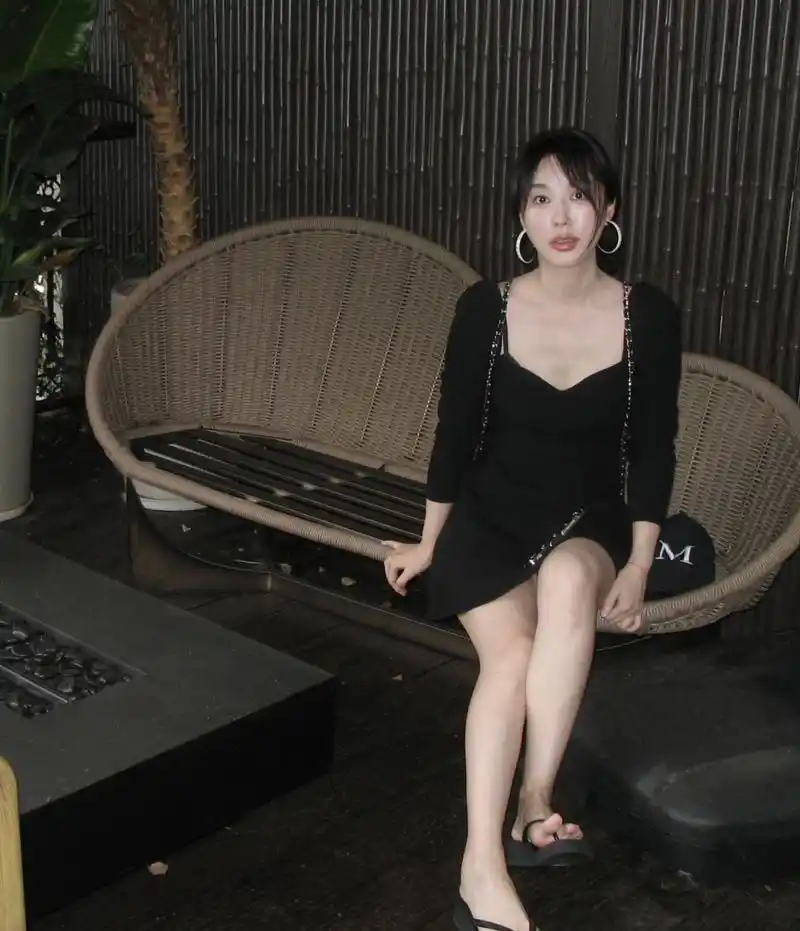 黄晓明前女友李菲儿晒自拍照片,白皙的衣服在昏暗的灯光下熠熠生辉,哪