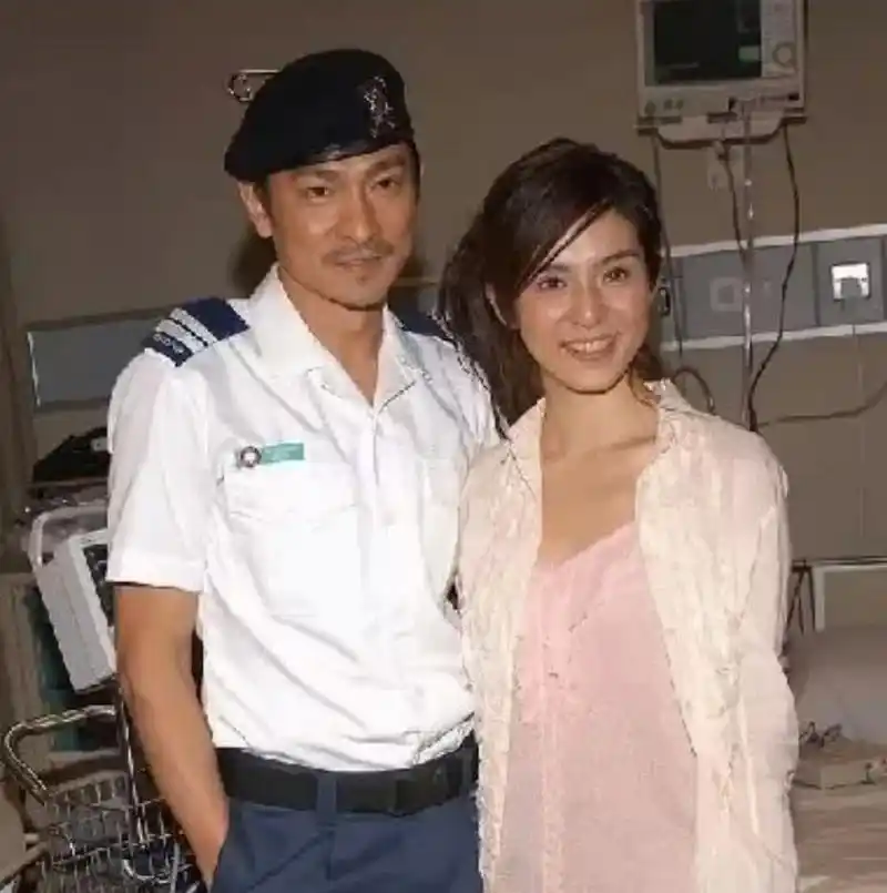 几年前的合影中,左边是巨星刘德华,右边那个笑容满面的美女是谁?