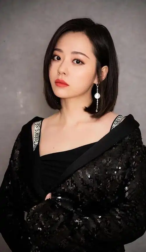 张靓颖,中国知名流行女歌手,亦是杰出歌手,词曲创作人及演员.