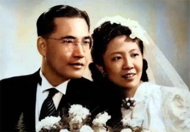 汪精卫儿子回乡祭祖,在父亲跪像前痛哭道:做错事就该受到惩罚