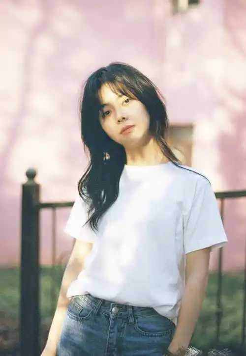 谭松韵长发女人味十足,娃娃脸也能走时尚风,却因为一张照片暴露身高