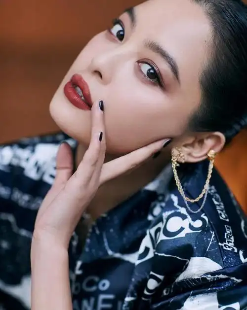 辛芷蕾陈伟霆一同登封面,造型十分飒爽,两人尽显cp感