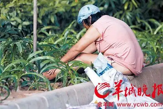 神秘人持豪华摄像机闹市狂拍赤裸流浪女 扬言砸记者相机