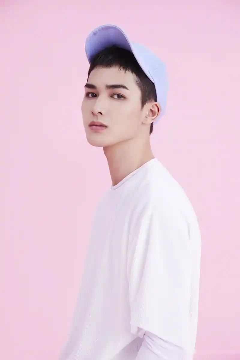 乐华七子next在圣诞当日曝光一组粉色系写真,七位集帅气,活力,阳光,酷