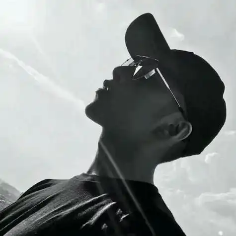 仰头挺胸超有范好看的男生头像图片