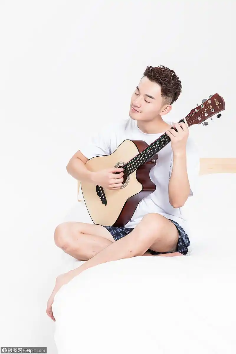 会弹吉他的男生阳光帅哥