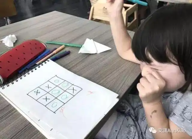 只要有纸笔和两个人,随时随地就可以进行这个游戏.