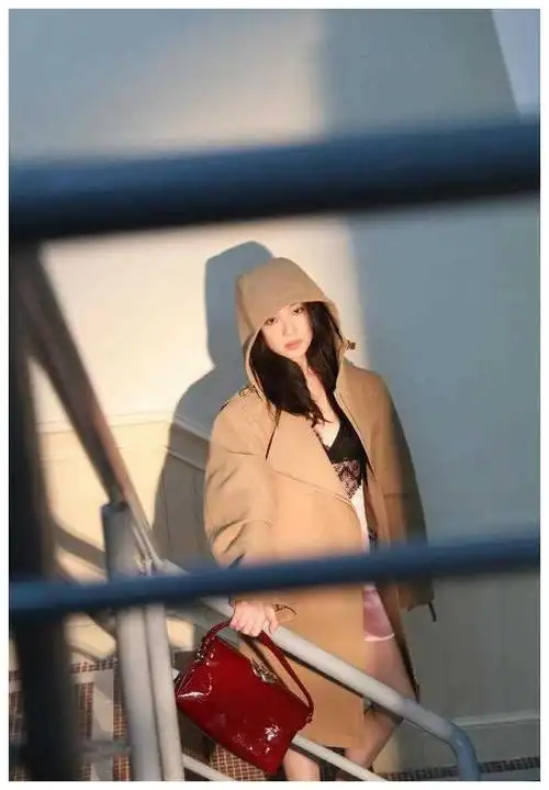 倪妮质感写真美照白皙动人美丽动人持续吸引眼球